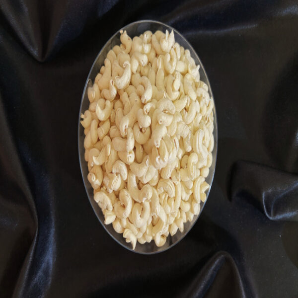 Cashew(akhand kaju)